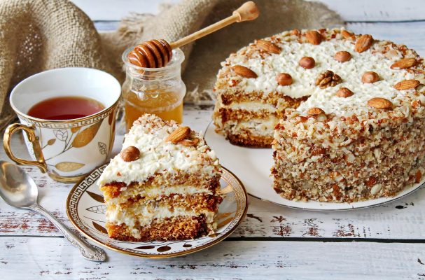 Медовик з горіхами