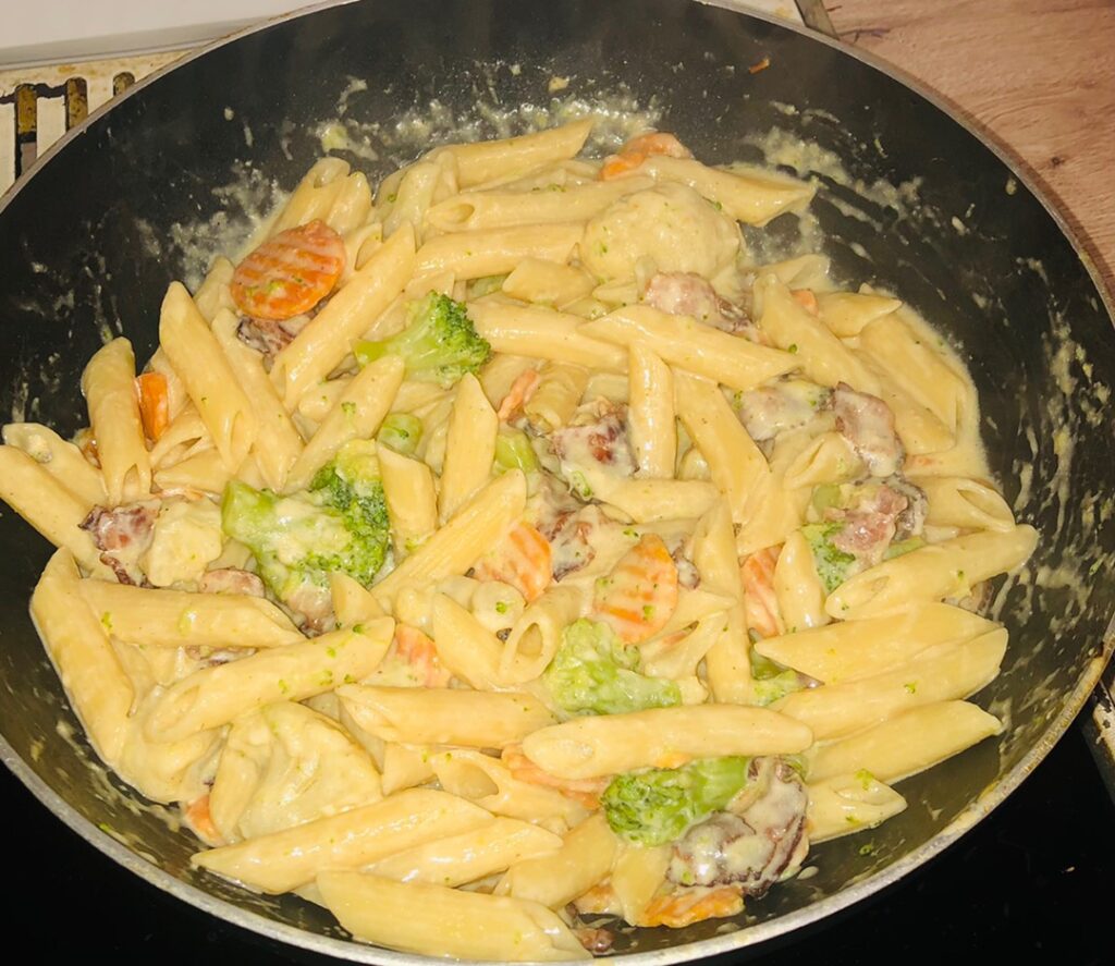 Паста с овощами и беконом