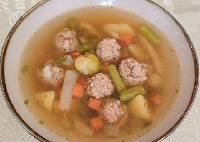 Суп з фрикадельками і овочами