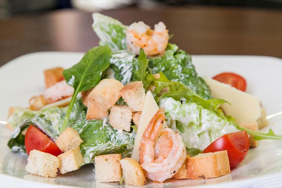 Салат цезарь с креветками