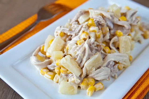 Салат з ананасу і курки