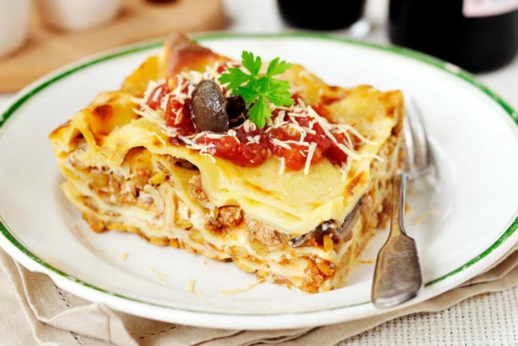 Лазанья з куркою та грибами