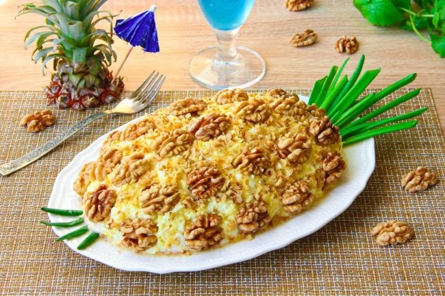 Салат з ананасу і курки з горіхами