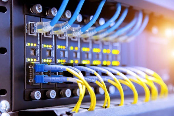 З’єднані Ethernet-кабелі та мережевий комутатор — приклад активного обладнання для передачі даних у локальних мережах.